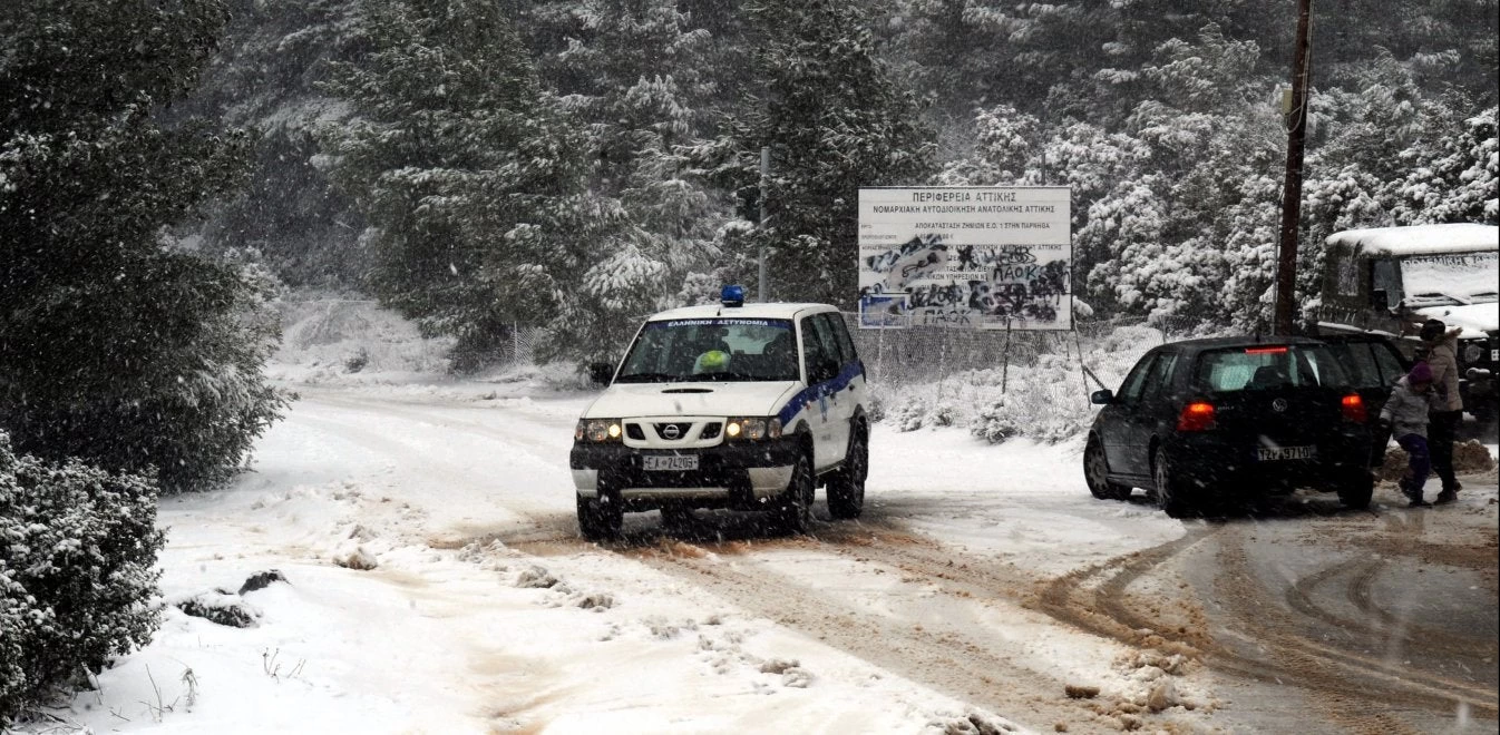 Χιονίζει τώρα στην Αττική  -Διακοπή της κυκλοφορίας στη λεωφόρο Πάρνηθας λόγω χιονόπτωσης